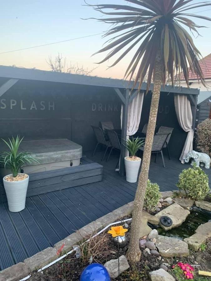 Sunnyside - Large Seaside Home With Views And Hot Tub Prestatyn Dış mekan fotoğraf