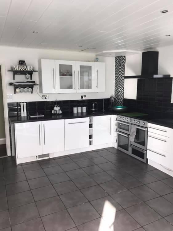 Sunnyside - Large Seaside Home With Views And Hot Tub Prestatyn Dış mekan fotoğraf