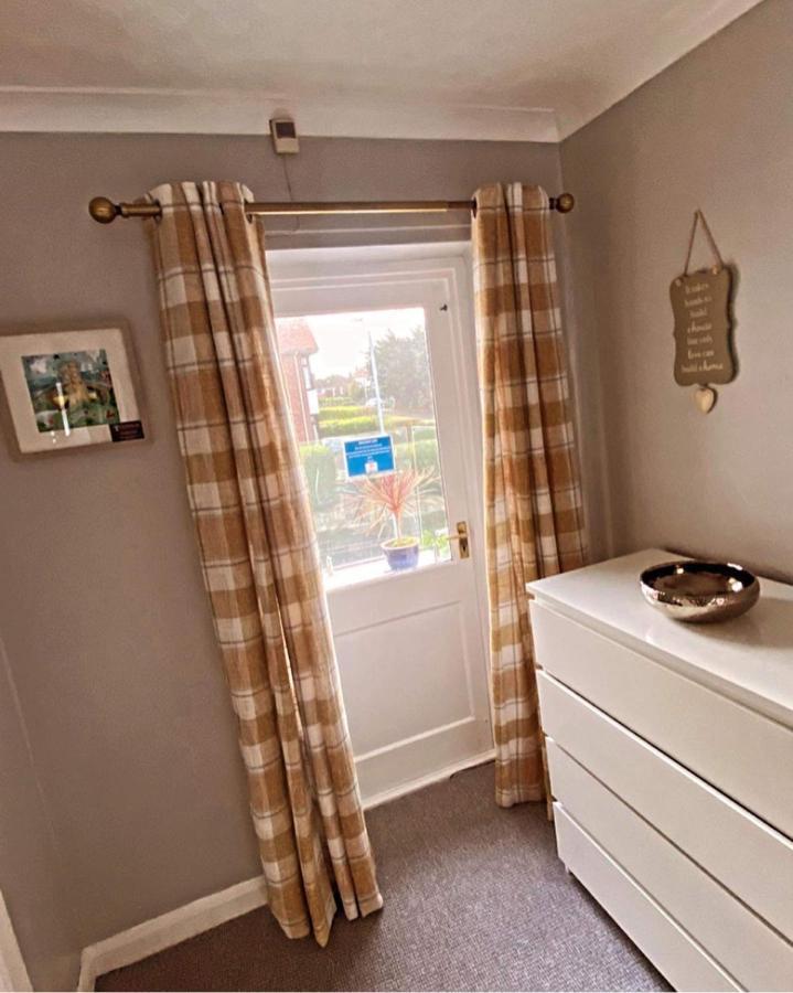 Sunnyside - Large Seaside Home With Views And Hot Tub Prestatyn Dış mekan fotoğraf