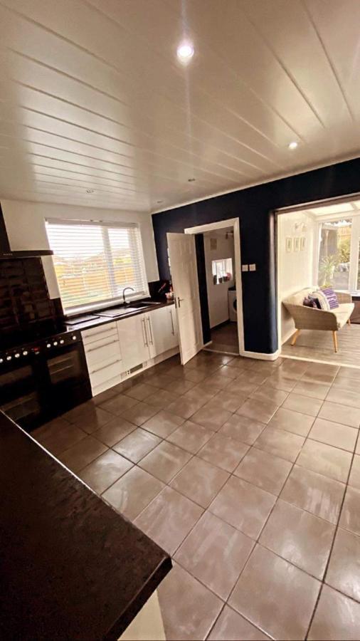 Sunnyside - Large Seaside Home With Views And Hot Tub Prestatyn Dış mekan fotoğraf