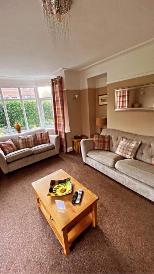 Sunnyside - Large Seaside Home With Views And Hot Tub Prestatyn Dış mekan fotoğraf