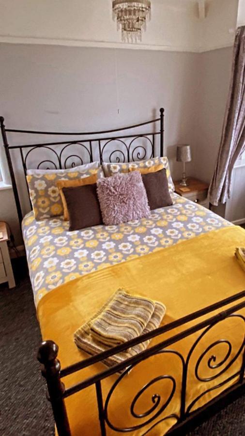 Sunnyside - Large Seaside Home With Views And Hot Tub Prestatyn Dış mekan fotoğraf