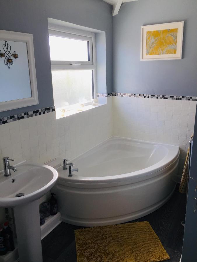Sunnyside - Large Seaside Home With Views And Hot Tub Prestatyn Dış mekan fotoğraf