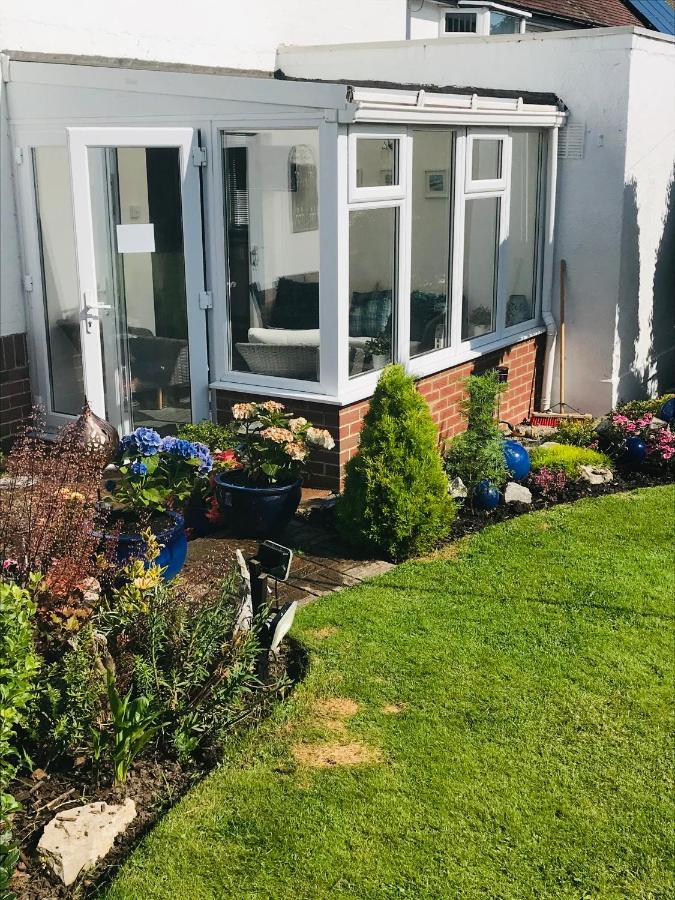 Sunnyside - Large Seaside Home With Views And Hot Tub Prestatyn Dış mekan fotoğraf