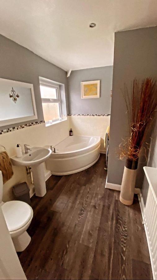 Sunnyside - Large Seaside Home With Views And Hot Tub Prestatyn Dış mekan fotoğraf