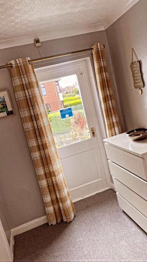 Sunnyside - Large Seaside Home With Views And Hot Tub Prestatyn Dış mekan fotoğraf
