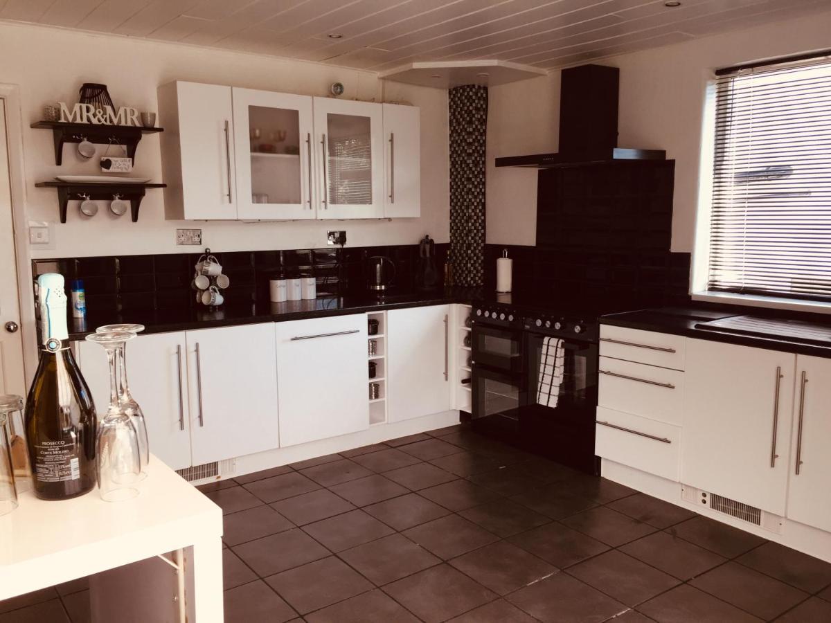 Sunnyside - Large Seaside Home With Views And Hot Tub Prestatyn Dış mekan fotoğraf
